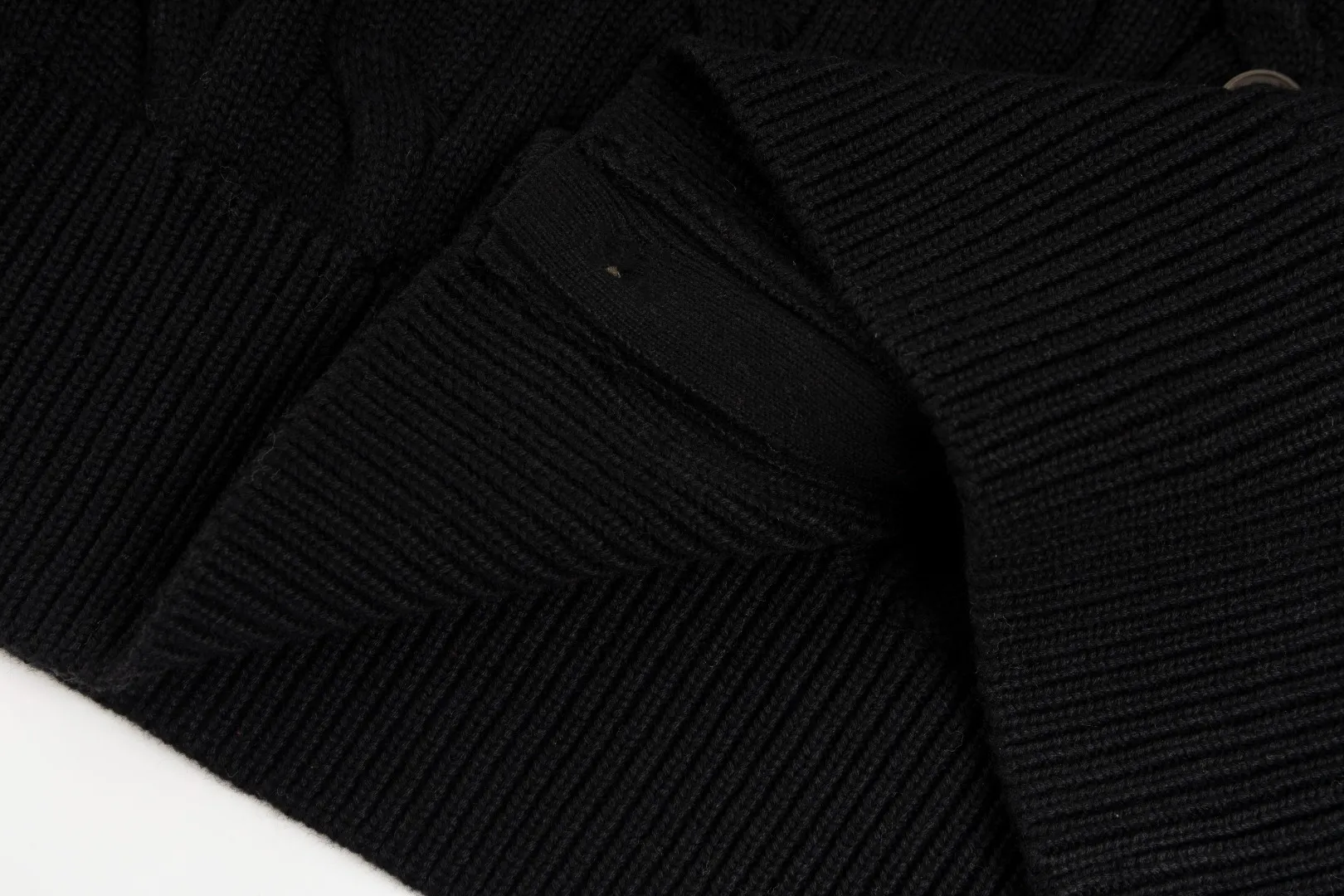 P230 #R93 RALPH LAUREN Ralph Lauren twelve colors classic small label embroidery logo seven-button knitted cable cardigan sweater women's top, high-density LOGO embroidery on the chest, original customization of tag accessories. Made of pure cotton yarn, pure cotton is skin-friendly and comfortable, small label war horse embroidered twist button cardigan sweater 🐎 high quality, follow the blogger to learn how to wear it! Let’s buy a Ralph Lauren cable sweater. It’s a super hard-to-find series after it became popular. It’s hard to find one on the official website. It’s simple and practical to wear, with a lazy and loose feel. The thickened fabric has more texture, feels soft and delicate, and has a loose fit. Whether worn alone or layered, you can wear different styles of fashion with just one piece!   Size: